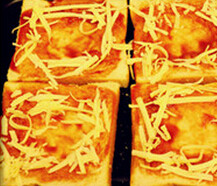 3、土司小披萨,外围撒一层马苏里拉奶酪丝