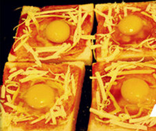 4、土司小披萨,中间凹坑处打一个鸡蛋