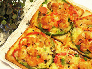 6、土司小披萨,放入预热好200度的烤箱中烤8-10分钟至吐司表面金黄，奶酪融化即可