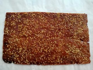 15、自制猪肉脯,猪肉脯烤熟后取出放凉，切掉边缘烤焦的部分