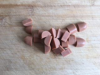 3、馒头新吃法 馒头披萨,火腿肠切块