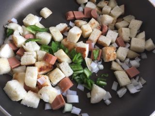 10、馒头新吃法 馒头披萨,倒入青椒