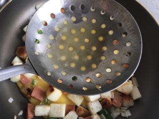 11、馒头新吃法 馒头披萨,鸡蛋用漏勺倒入