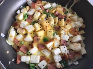 12、馒头新吃法 馒头披萨,撒上黑芝麻