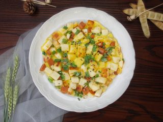 14、馒头新吃法 馒头披萨,美味就完成啦！ 大家喜欢我的菜谱记得点赞和收藏哦！ 欢迎评论留下您的宝贵意见！ 谢谢啦！