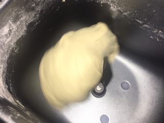 1、什锦披萨,面饼部分:加入除黄油和盐以外的材料揉到扩展阶段