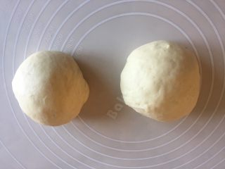 4、什锦披萨,取出回温后排气分团