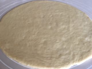 5、什锦披萨,擀成薄片,在面饼上扎些小孔