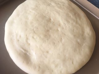 6、什锦披萨,烤箱150度,烤10分钟,烤到膨起,面上收干出炉