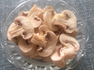 7、什锦披萨,蘑菇切片