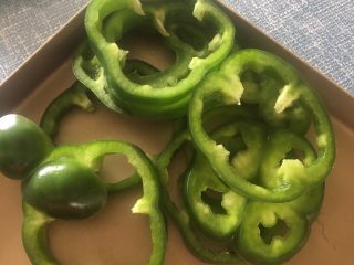 8、什锦披萨,青椒切圈