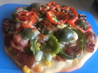 13、什锦披萨,放上材料,入烤箱170度,烤20分钟出炉