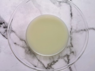 1、培根火腿披萨,盆里倒温水，加入发酵粉、糖和盐混合均匀。