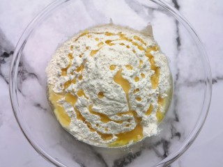 2、培根火腿披萨,加入高筋面粉和玉米油。