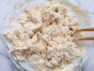 3、培根火腿披萨,用筷子挑拌成絮状。