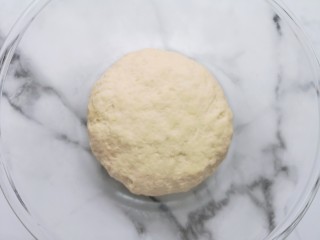 4、培根火腿披萨,揉成面团，盖上保鲜膜发酵至两倍大。