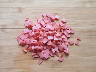 5、培根火腿披萨,火腿肠切成小丁。