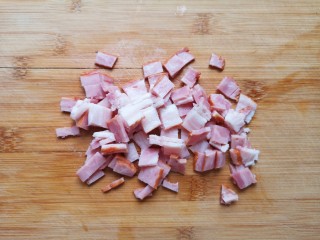 6、培根火腿披萨,培根肉切成小丁。