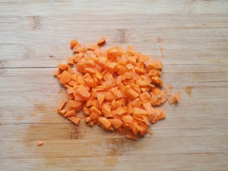 7、培根火腿披萨,胡萝卜洗干净切成小丁。