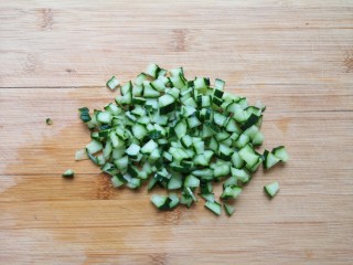 8、培根火腿披萨,黄瓜洗干净，去瓤切成小丁。