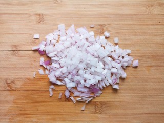 9、培根火腿披萨,洋葱洗干净切成小丁。