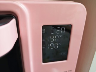 18、培根火腿披萨,选择烤箱的“披萨”功能，上下管190度烤20分钟。