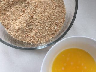 1、抹茶芝士慕斯蛋糕,消化饼干用擀面杖压碎，黄油隔水融化