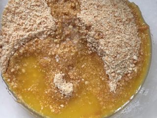 2、抹茶芝士慕斯蛋糕,黄油倒入饼干碎，混合均匀