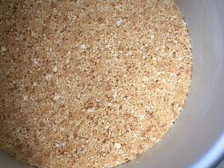 3、抹茶芝士慕斯蛋糕,铺入模具底部，铺平压实（模具要选用活底），入冰箱冷藏