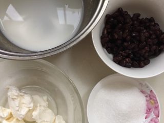 4、抹茶芝士慕斯蛋糕,准备原味奶酪慕斯的材料