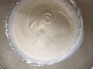 6、抹茶芝士慕斯蛋糕,淡奶油打发至六成放冰箱备用