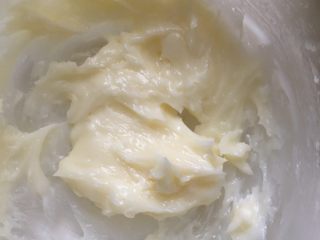 7、抹茶芝士慕斯蛋糕,奶油奶酪加细砂糖，隔热水搅拌至顺滑