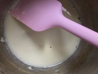 8、抹茶芝士慕斯蛋糕,牛奶加热至微微沸腾离火，加入软化的吉利丁片，搅拌均匀