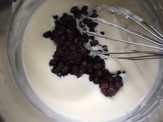 11、抹茶芝士慕斯蛋糕,最后加入蜜豆，搅拌均匀后倒入模具中，入冰箱冷冻20分钟左右