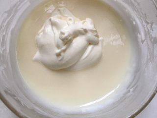 10、抹茶芝士慕斯蛋糕,把提前打发好的淡奶油加入到奶酪糊中，混合均匀