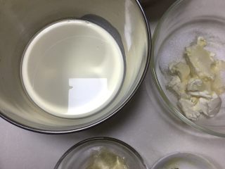 12、抹茶芝士慕斯蛋糕,准备抹茶芝士慕斯部分的材料，步骤和原味奶酪糊一样