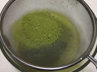 13、抹茶芝士慕斯蛋糕,把抹茶粉过筛到牛奶里，搅拌均匀