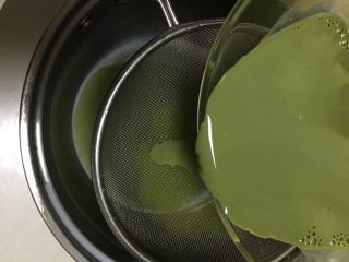 14、抹茶芝士慕斯蛋糕,再把抹茶牛奶过筛至奶锅中加热，趁热加入软化的吉利丁片，融化搅拌均匀