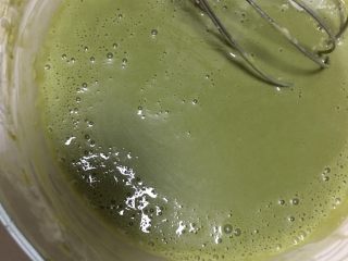 16、抹茶芝士慕斯蛋糕,奶酪糊中分次加入抹茶牛奶液体，直到混合均匀