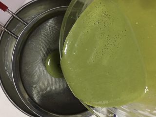 17、抹茶芝士慕斯蛋糕,再次把抹茶奶酪糊过筛到提前打发好的淡奶油中，混合均匀。把抹茶奶酪糊倒入模具，入冰箱冷藏四个小时以上。