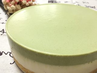 18、抹茶芝士慕斯蛋糕,用吹风机在模具四周吹几圈，即可轻松脱膜
