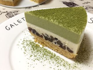 20、抹茶芝士慕斯蛋糕,轻轻筛上一层抹茶粉，开始享用啦！????