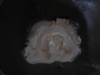 1、肉松蛋黄酥,将油皮材料放进面包机，选择和面程序 15分钟（油皮材料：猪油30克、中筋面粉120克、细砂糖8克、热水50克）