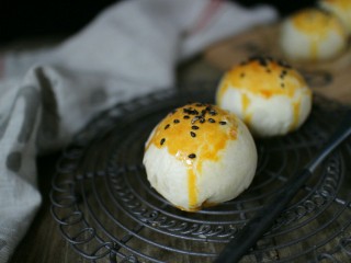 8、肉松蛋黄酥,特别好吃