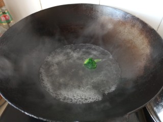 2、迷你披萨杯,西兰花焯水