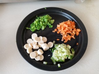 3、迷你披萨杯,切成碎丁，胡萝卜，黄瓜，肠切丁