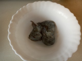 5、迷你披萨杯,虾，去沙线，虾壳，虾头，用胡椒粉抓匀腌制
