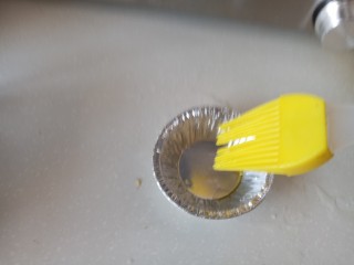 6、迷你披萨杯,蛋挞托刷一层油