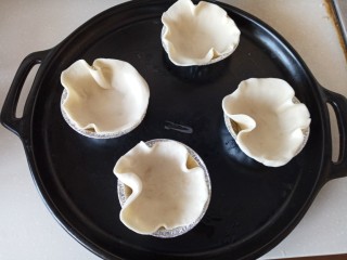 7、迷你披萨杯,放入饺子皮