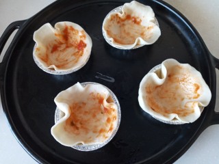 8、迷你披萨杯,刷上番茄酱